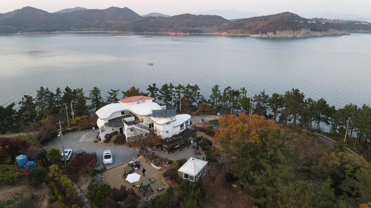 Country House Exclamation Mark & Comma Namhae Exterior foto