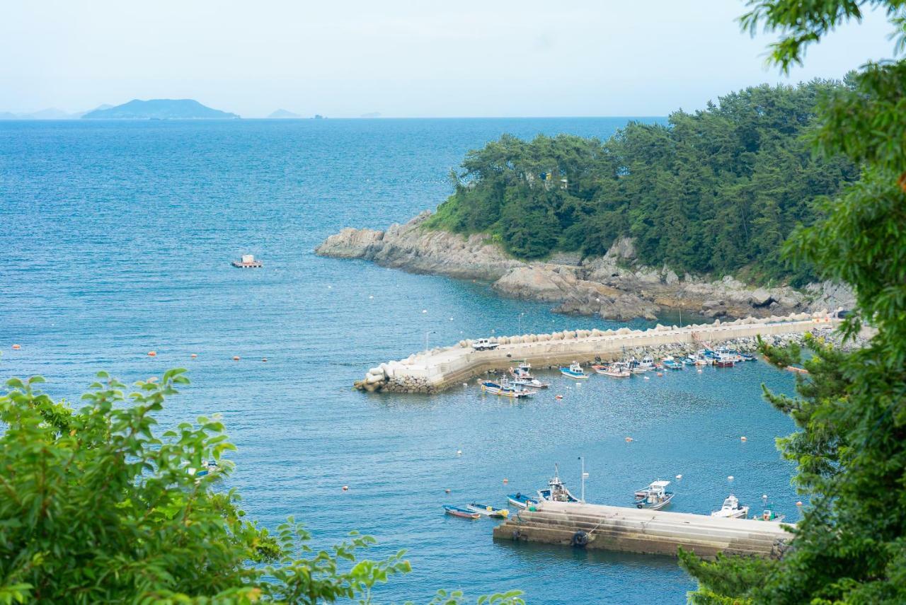 Country House Exclamation Mark & Comma Namhae Exterior foto