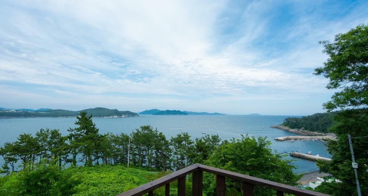 Country House Exclamation Mark & Comma Namhae Exterior foto